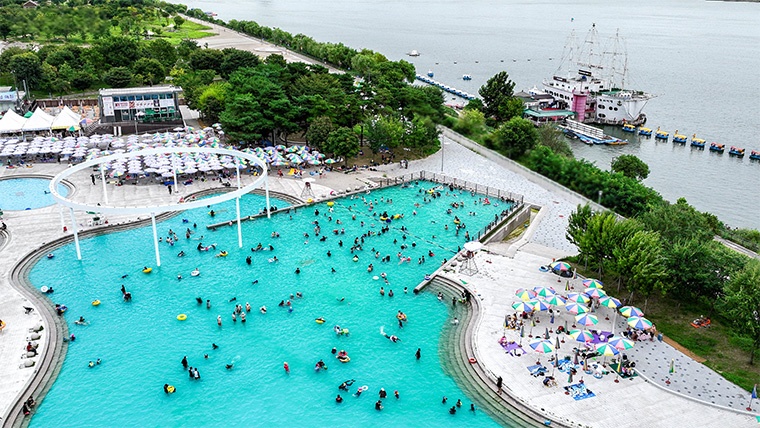 The Hangang Outdoor Swimming Pools in Seoul 